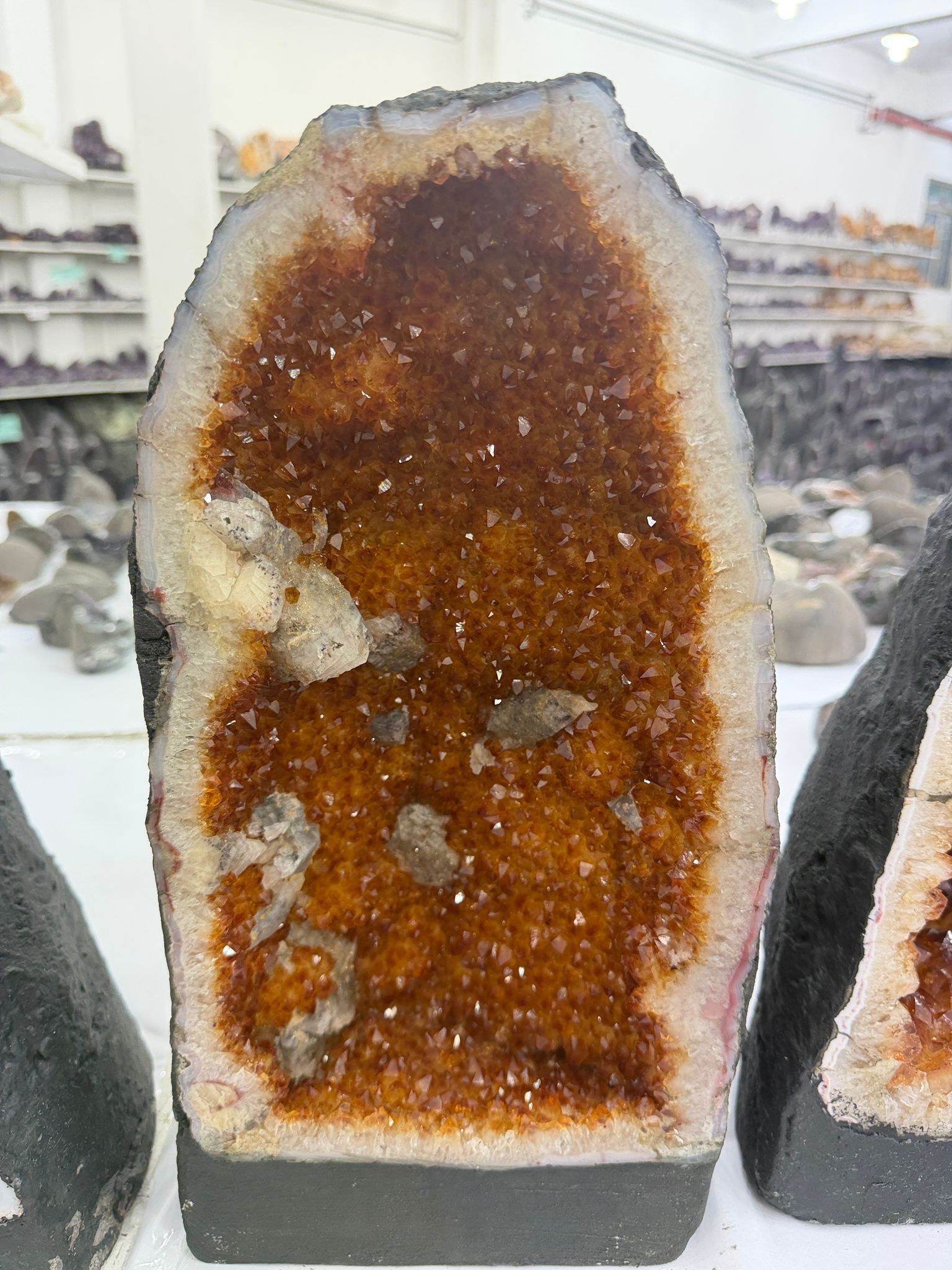 WH052 水晶洞 SSW19 約 38 × 19 cm 約 11 kg