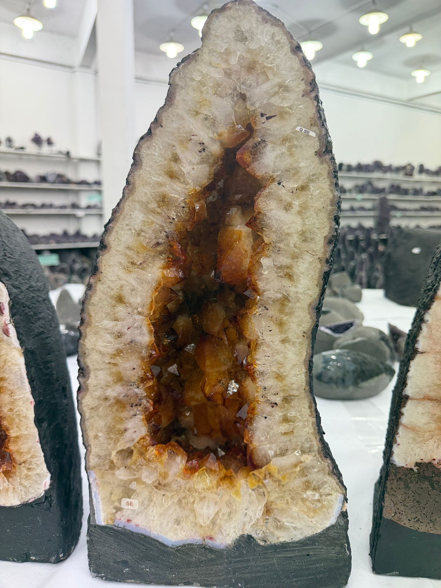 WH053 水晶洞 SSW20 約 41 × 20 cm 約 16.1 kg