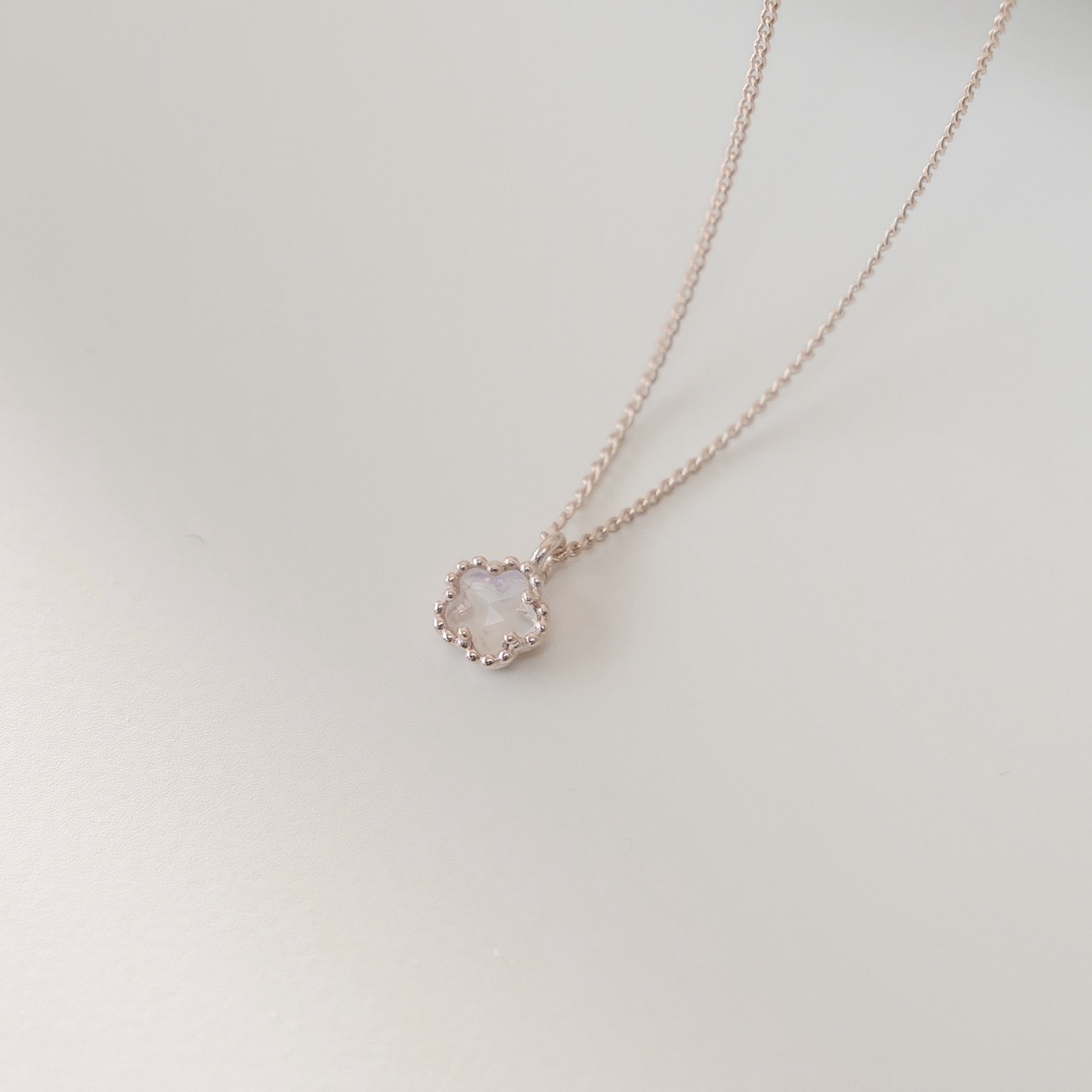 滾珠邊小花月光石鎖骨鏈