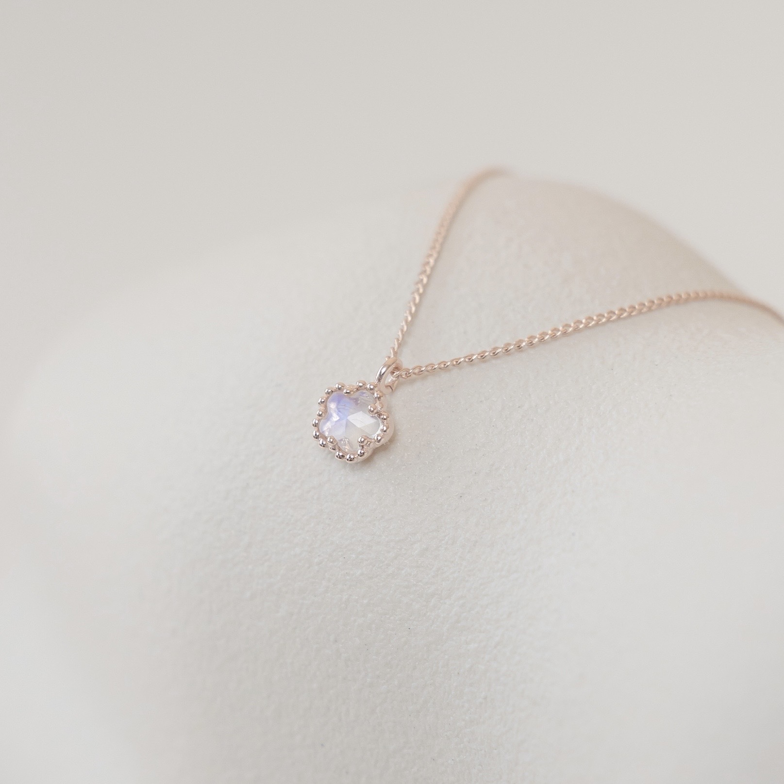 滾珠邊小花月光石鎖骨鏈