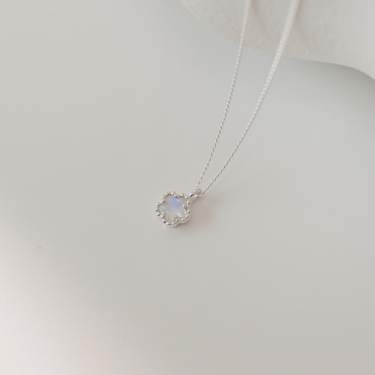 滾珠邊小花月光石鎖骨鏈