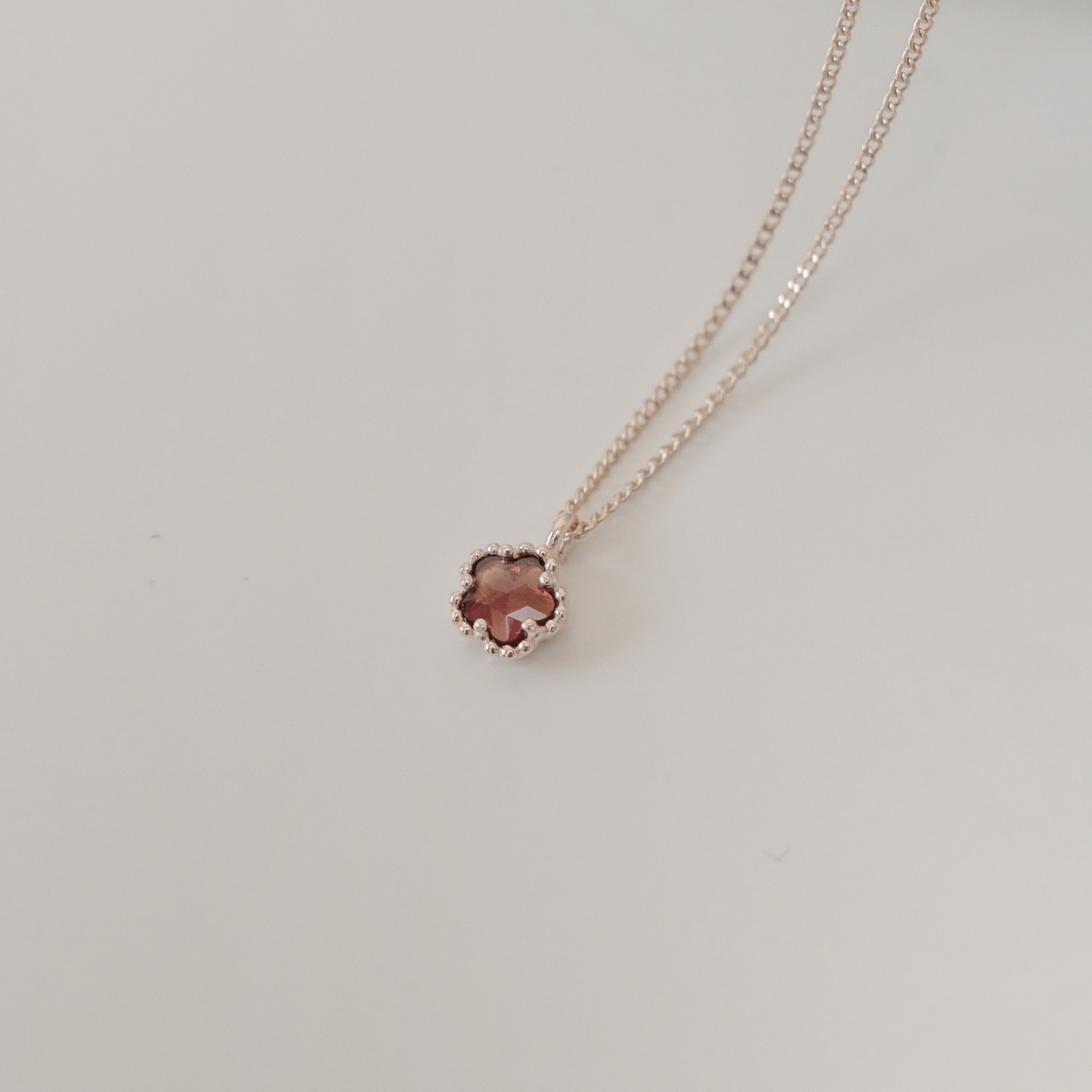 滾珠邊小花石榴石鎖骨鏈