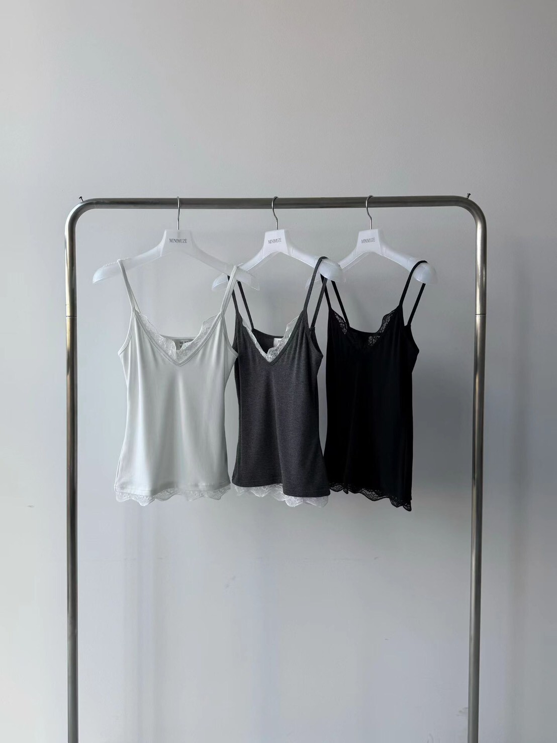 #AF74大Ｖ領蕾絲彈性背心(黑/白/墨)