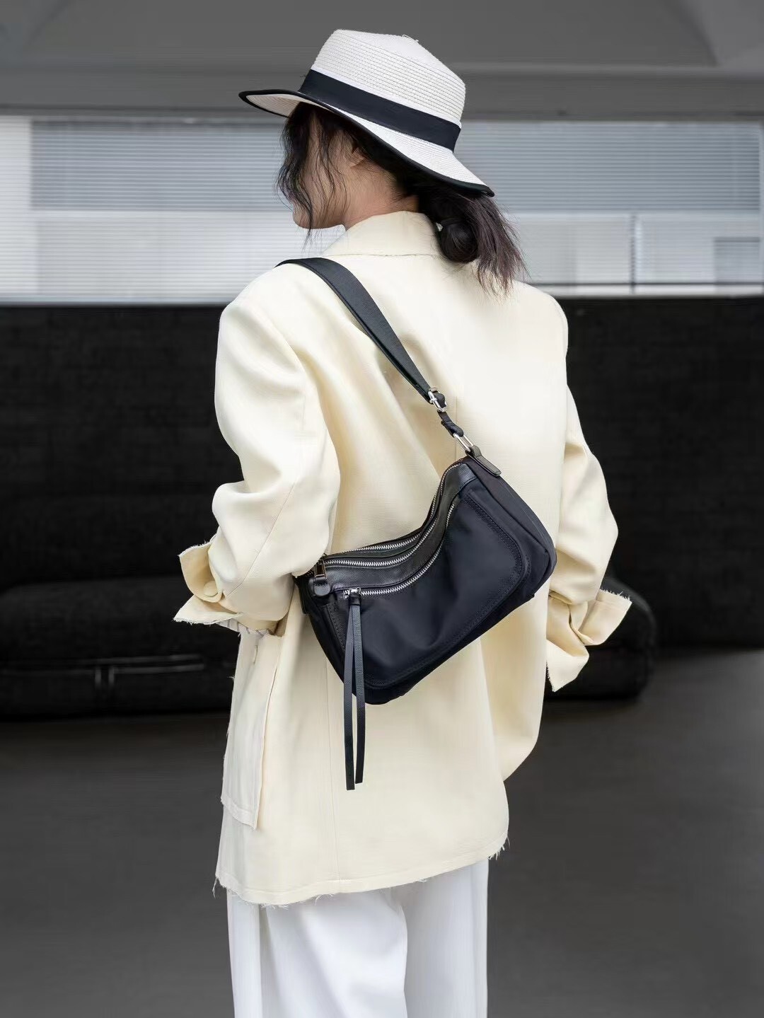 16523【輕便型斜挎多功能側背包】