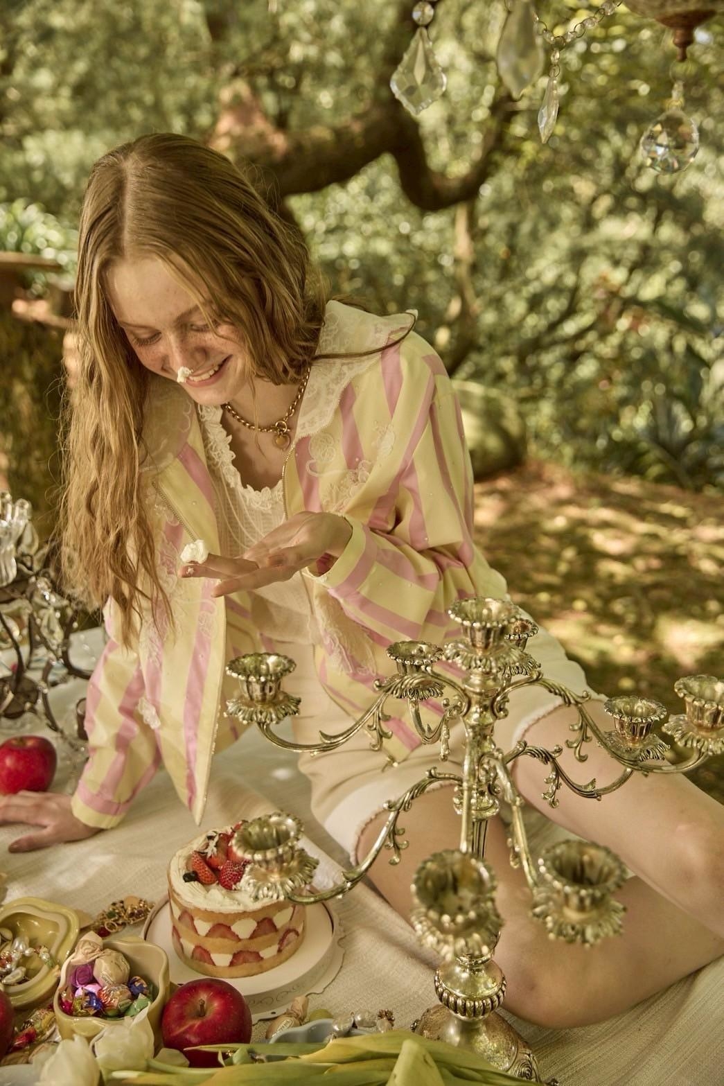 BF10003D1 甜霧花園立體花卉刺繡蕾絲連帽外套