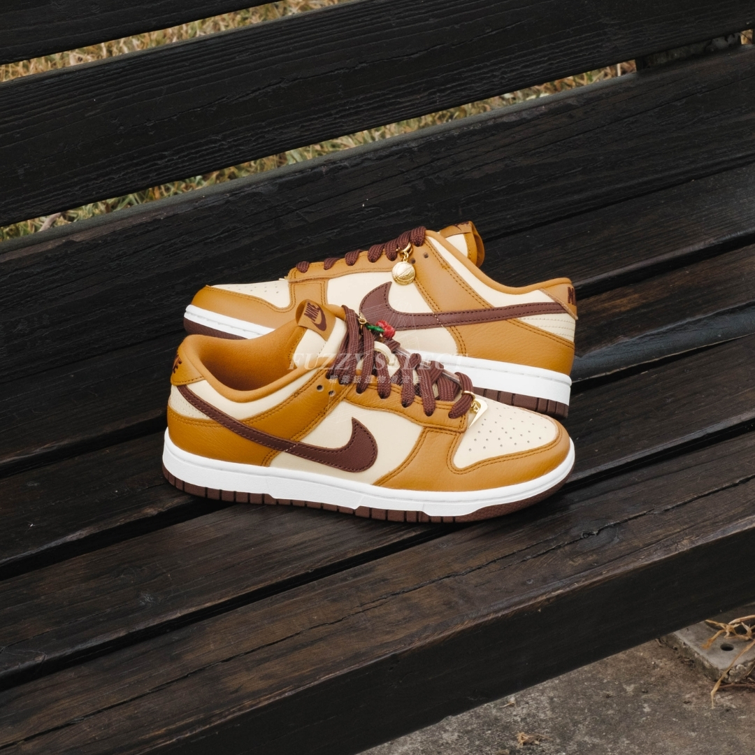 【逢甲FUZZY】W Nike Dunk Low "Desert Ochre" 卡其棕 吊飾 櫻桃 笑臉 LOGO HQ7487-700