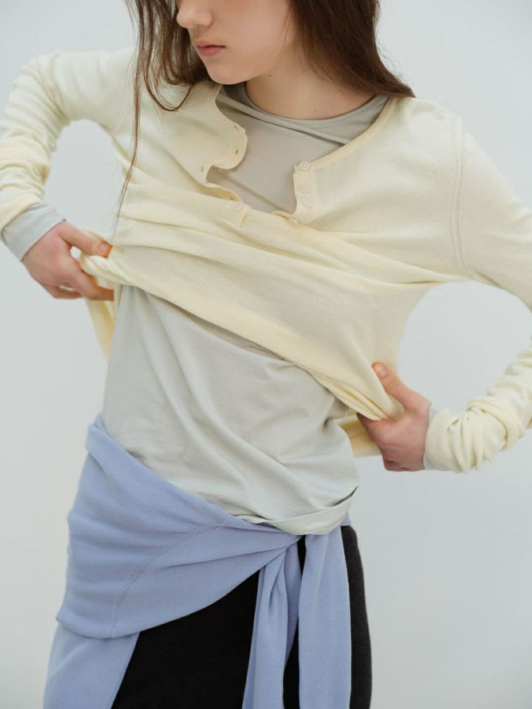 PA27 柔霧排釦薄針織上衣