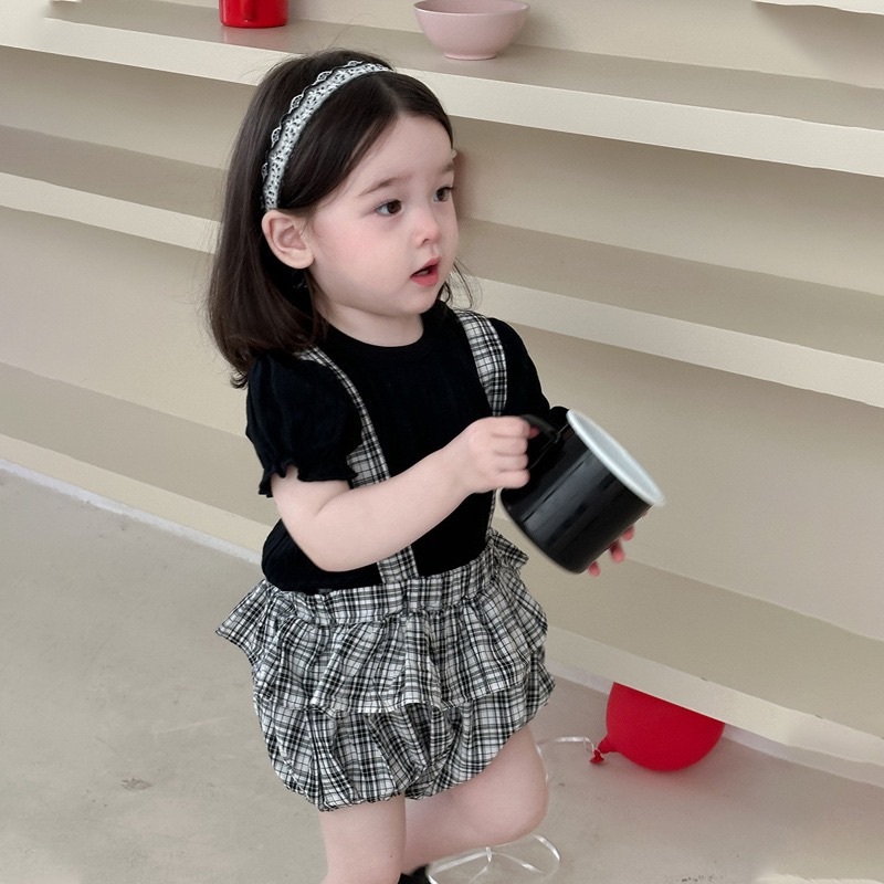 黑色澎袖上衣/格子包屁吊帶褲