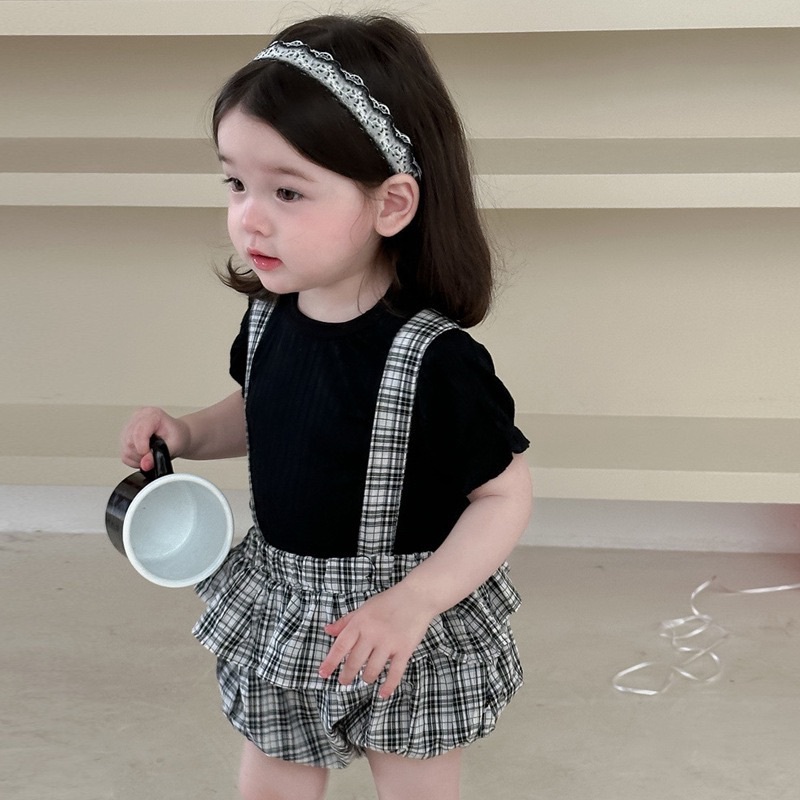 黑色澎袖上衣/格子包屁吊帶褲