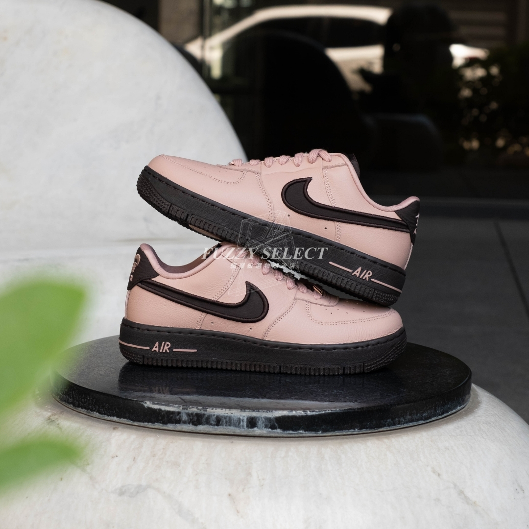 【逢甲 FUZZY】W Nike Air Force 1 Dance "Particle Pin" k草莓巧克力 FJ7409-601