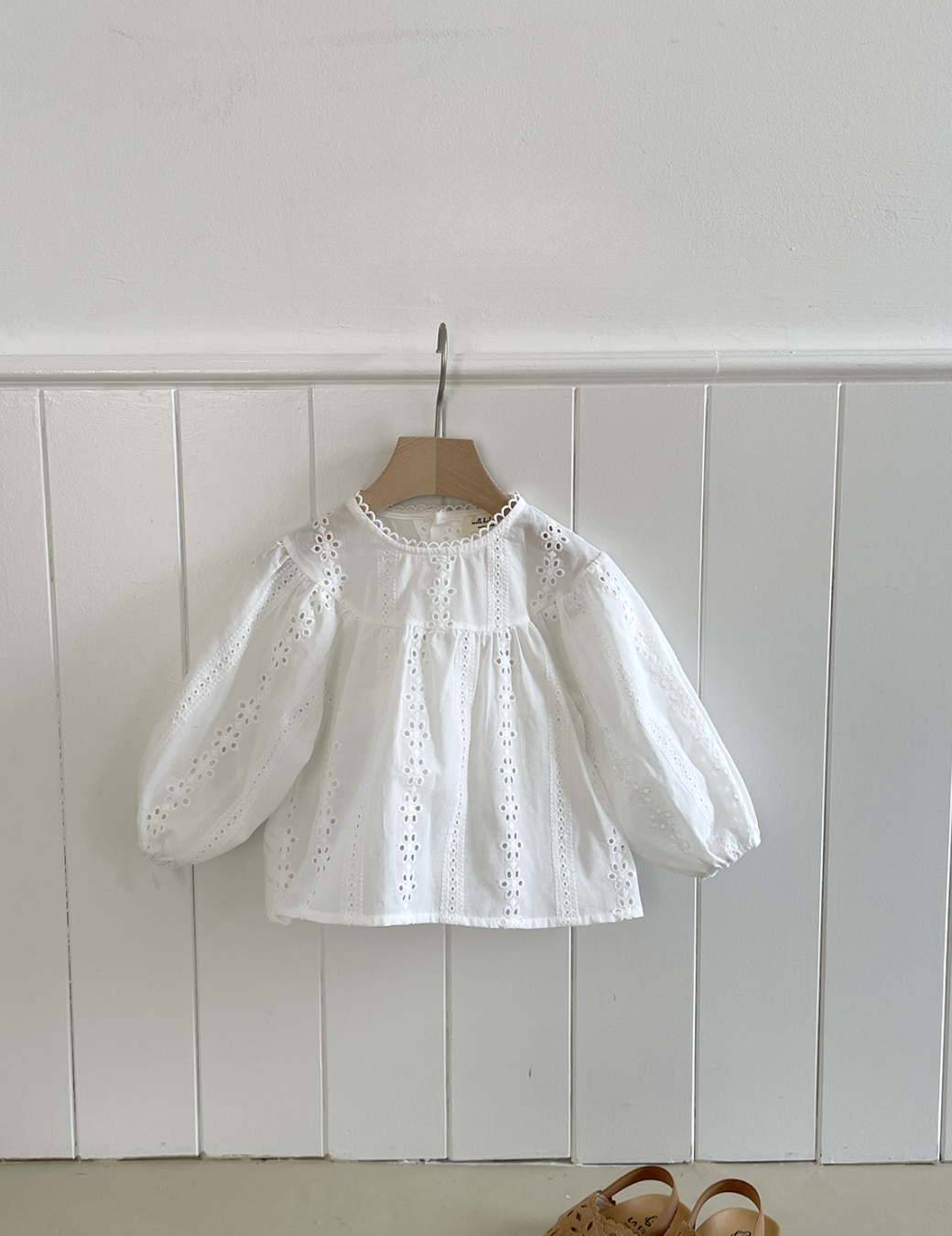 鏤空提花澎袖傘襬上衣（典雅白）