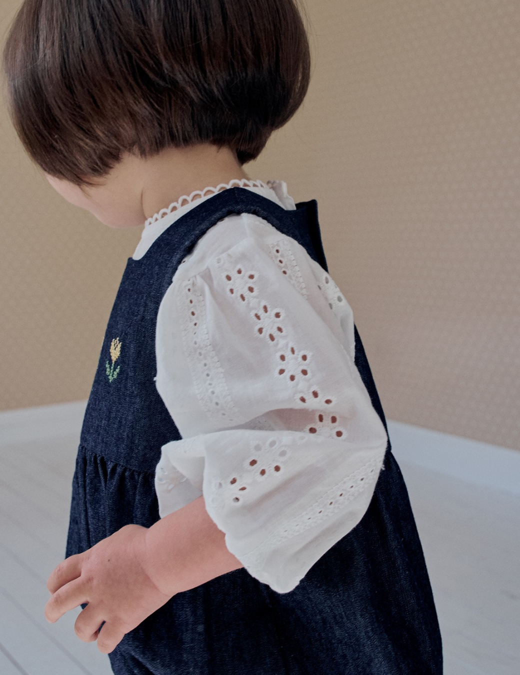 鏤空提花澎袖傘襬上衣（典雅白）