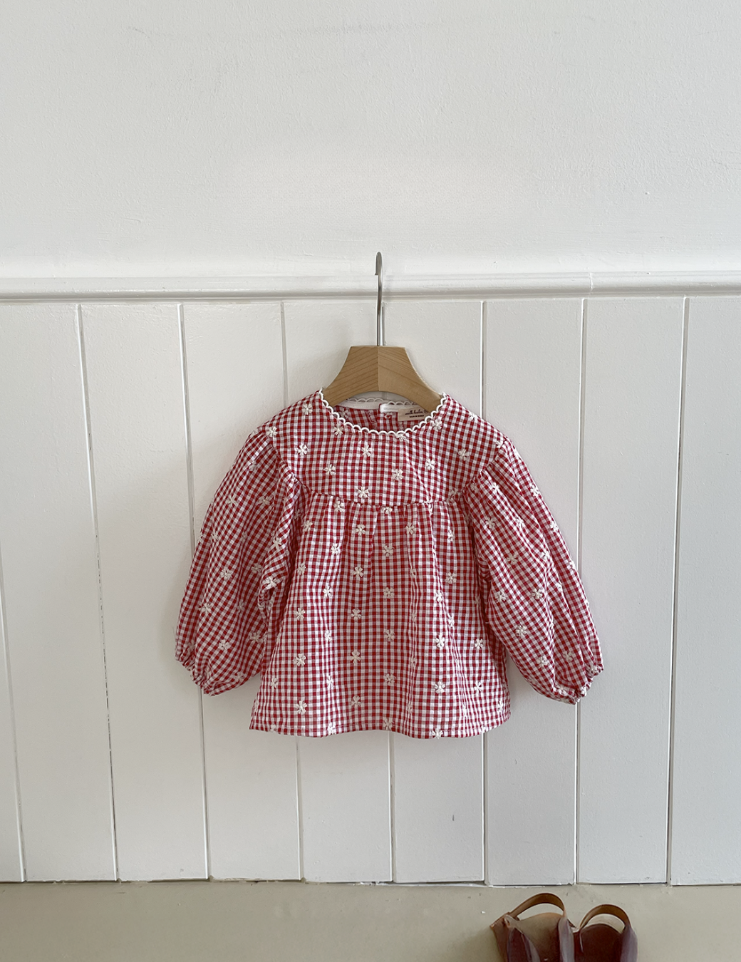 鏤空提花澎袖傘襬上衣（復古小花紅）