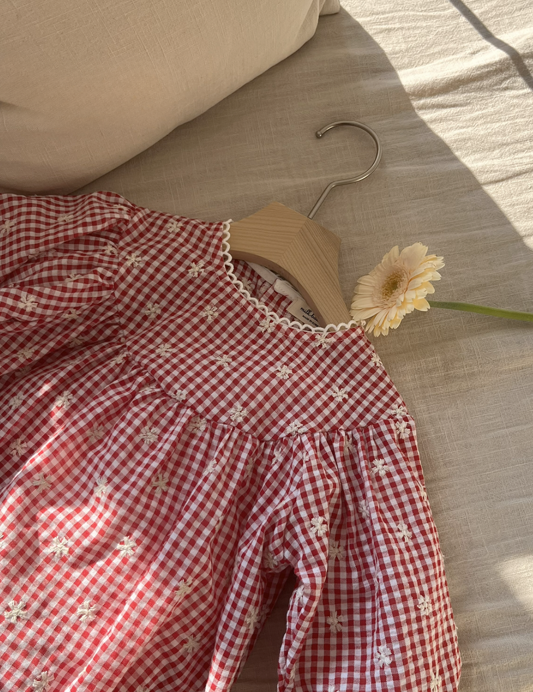 鏤空提花澎袖傘襬上衣（復古小花紅）