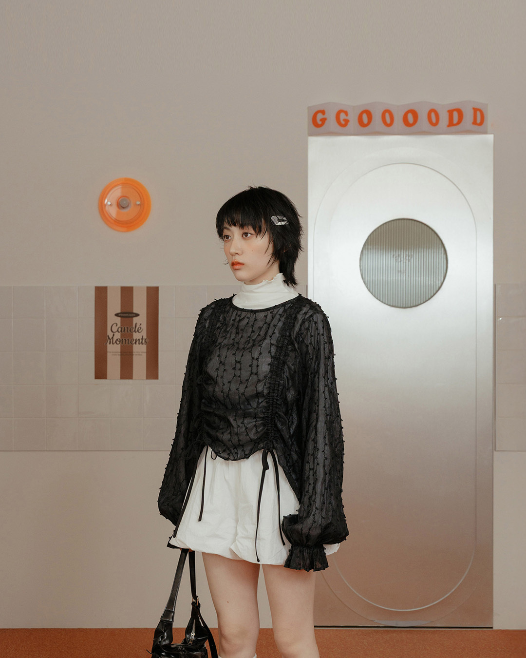 Sheer yarn gathered puff sleeve top, available in two colors.【01099474】in stock+pre-order