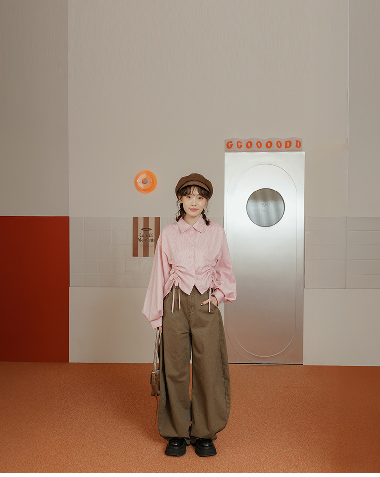 Striped, gathered, tie-up cropped shirt, available in two colors.【01025777】in stock+pre-order