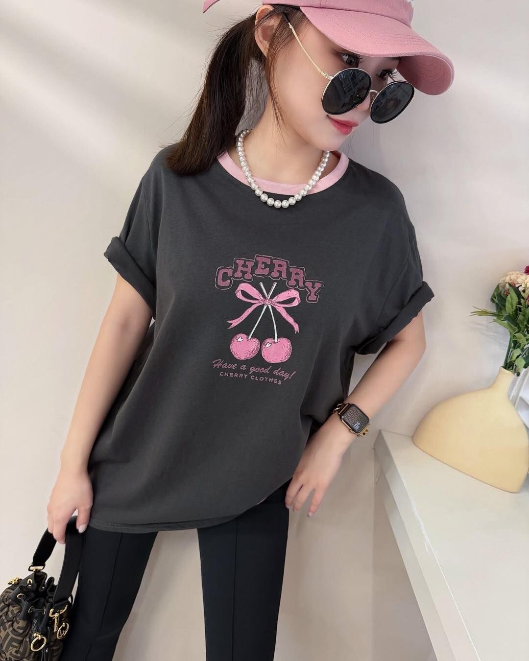 【親膚又可愛的櫻桃配色領舒服棉tee】（現貨）