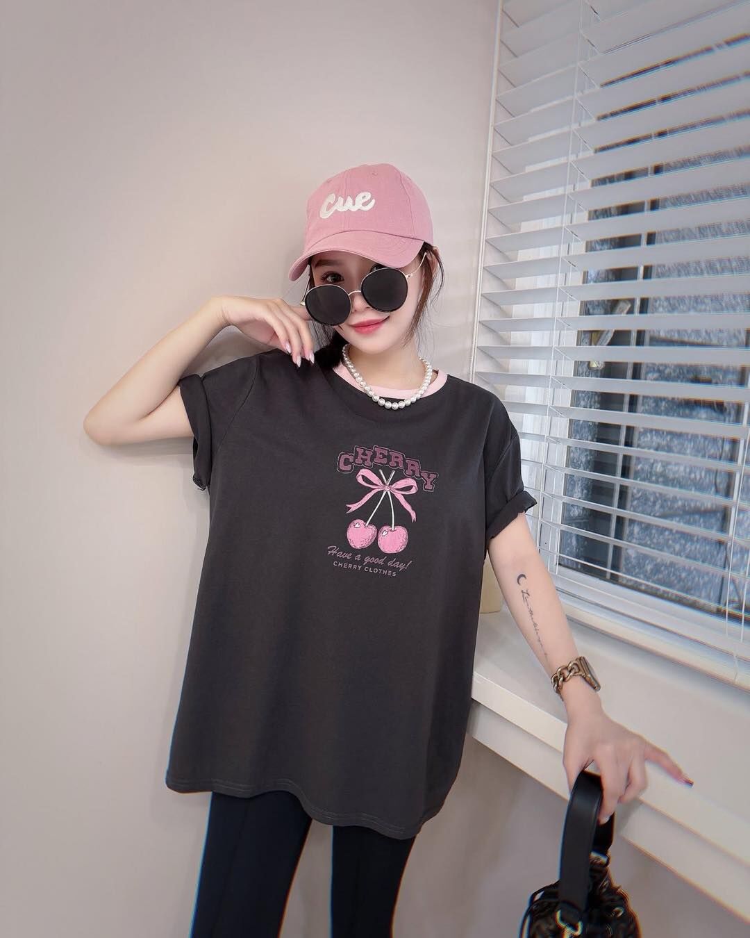 【親膚又可愛的櫻桃配色領舒服棉tee】（現貨）