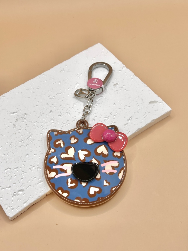 『GD』蝴蝶結豹紋貓咪吊飾(小鏡子)