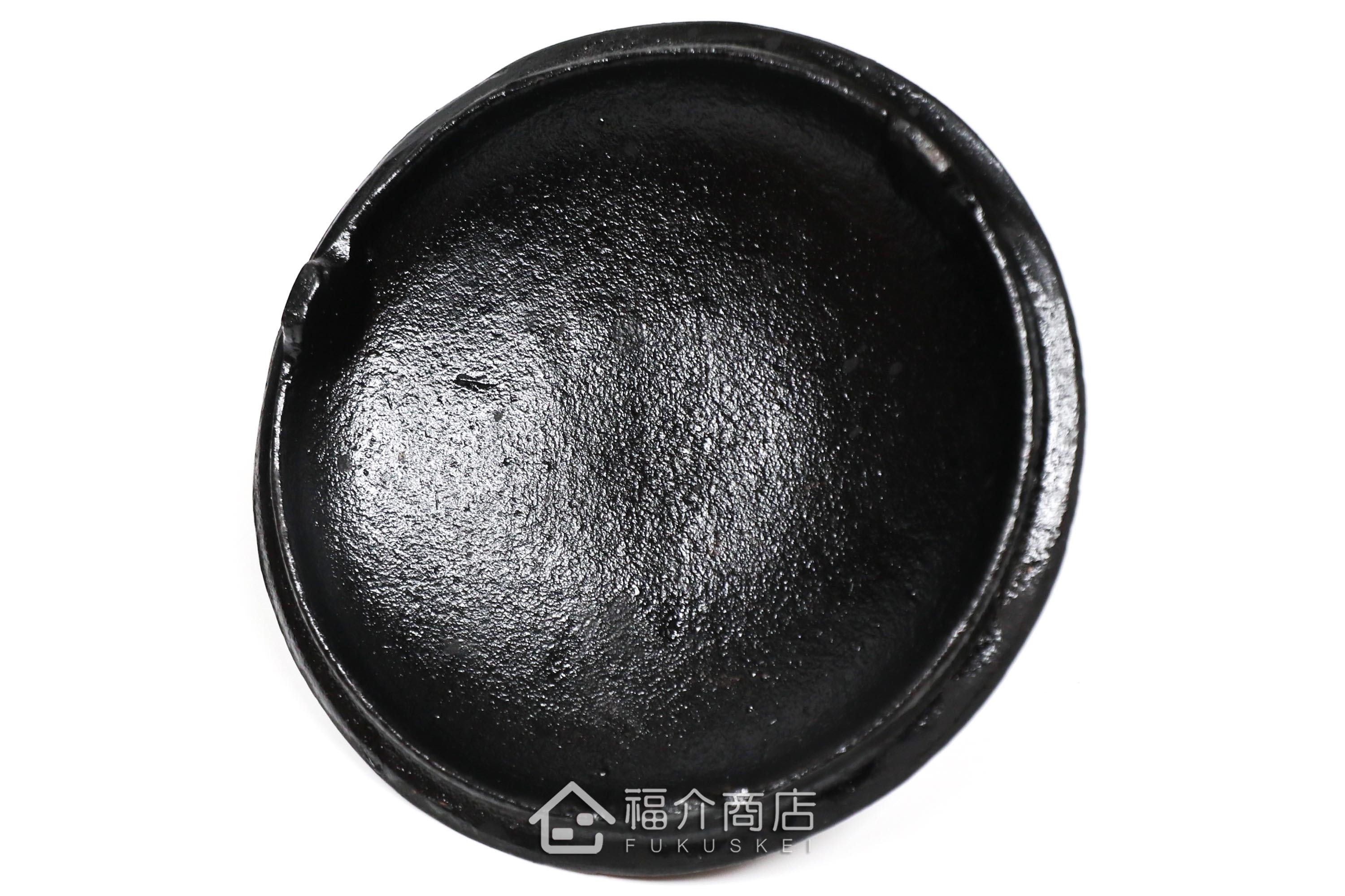 金野和司所製作的日本鑄鐵壺,壺身設計成松紋,煮水泡茶用的鐵壺