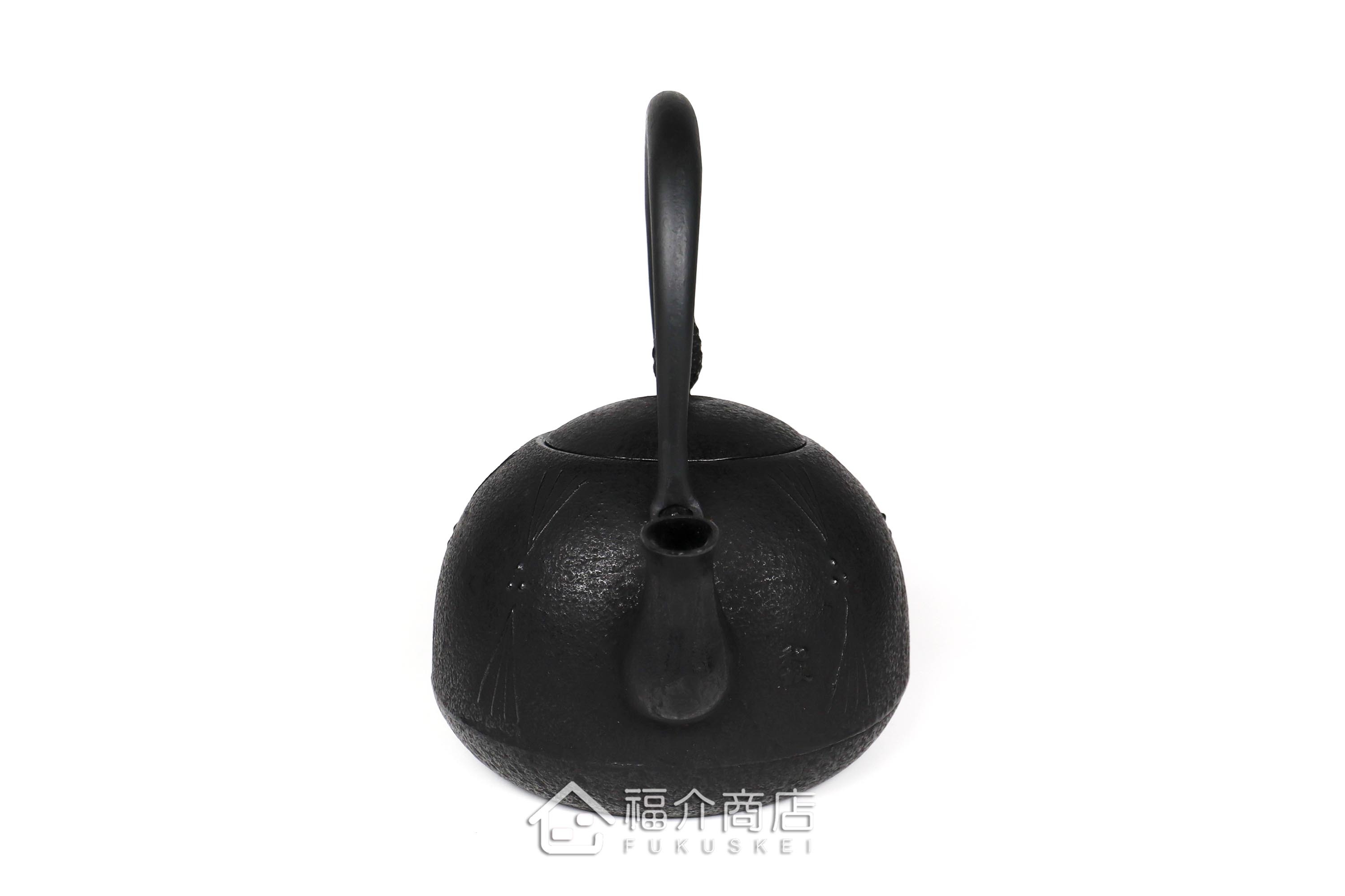 金野和司所製作的日本鑄鐵壺,壺身設計成松紋,煮水泡茶用的鐵壺