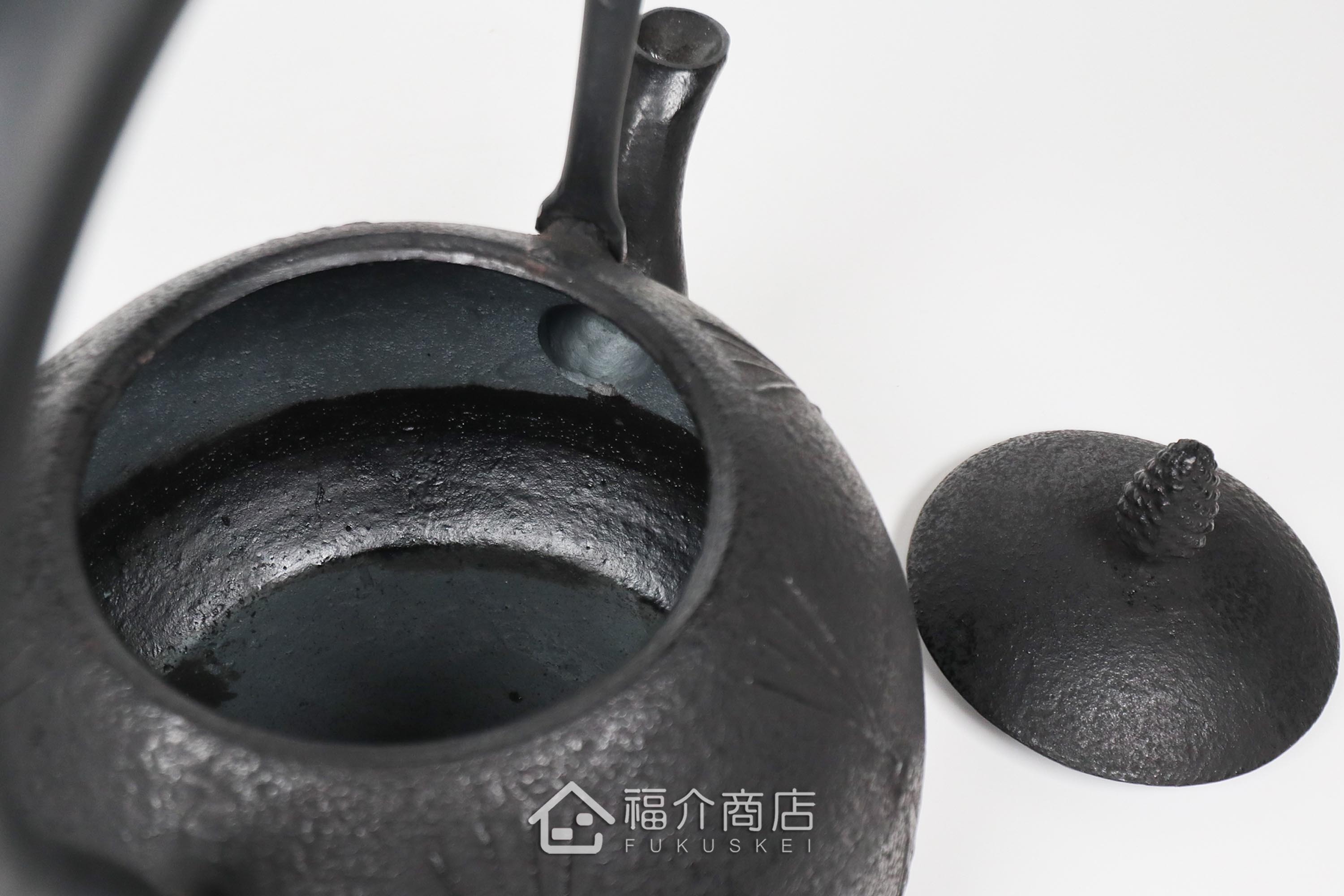 金野和司所製作的日本鑄鐵壺,壺身設計成松紋,煮水泡茶用的鐵壺