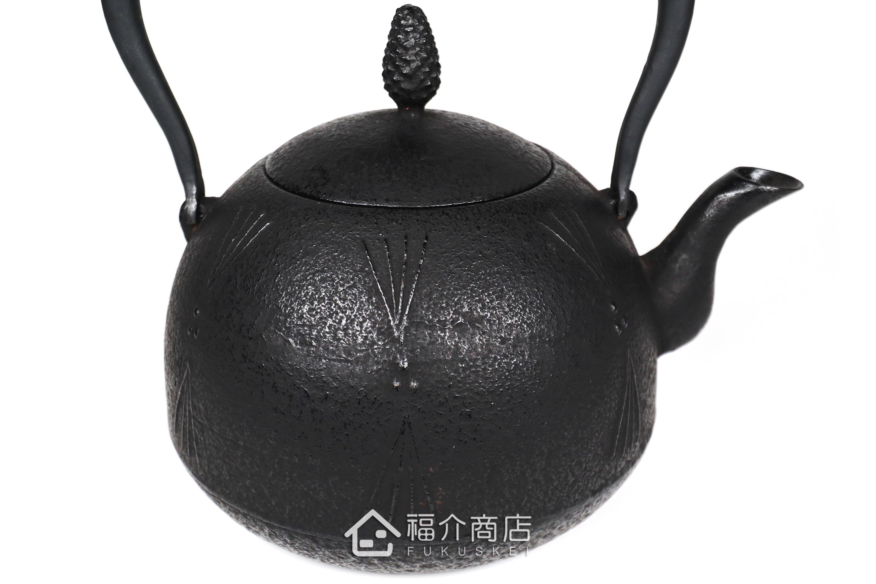 金野和司所製作的日本鑄鐵壺,壺身設計成松紋,煮水泡茶用的鐵壺