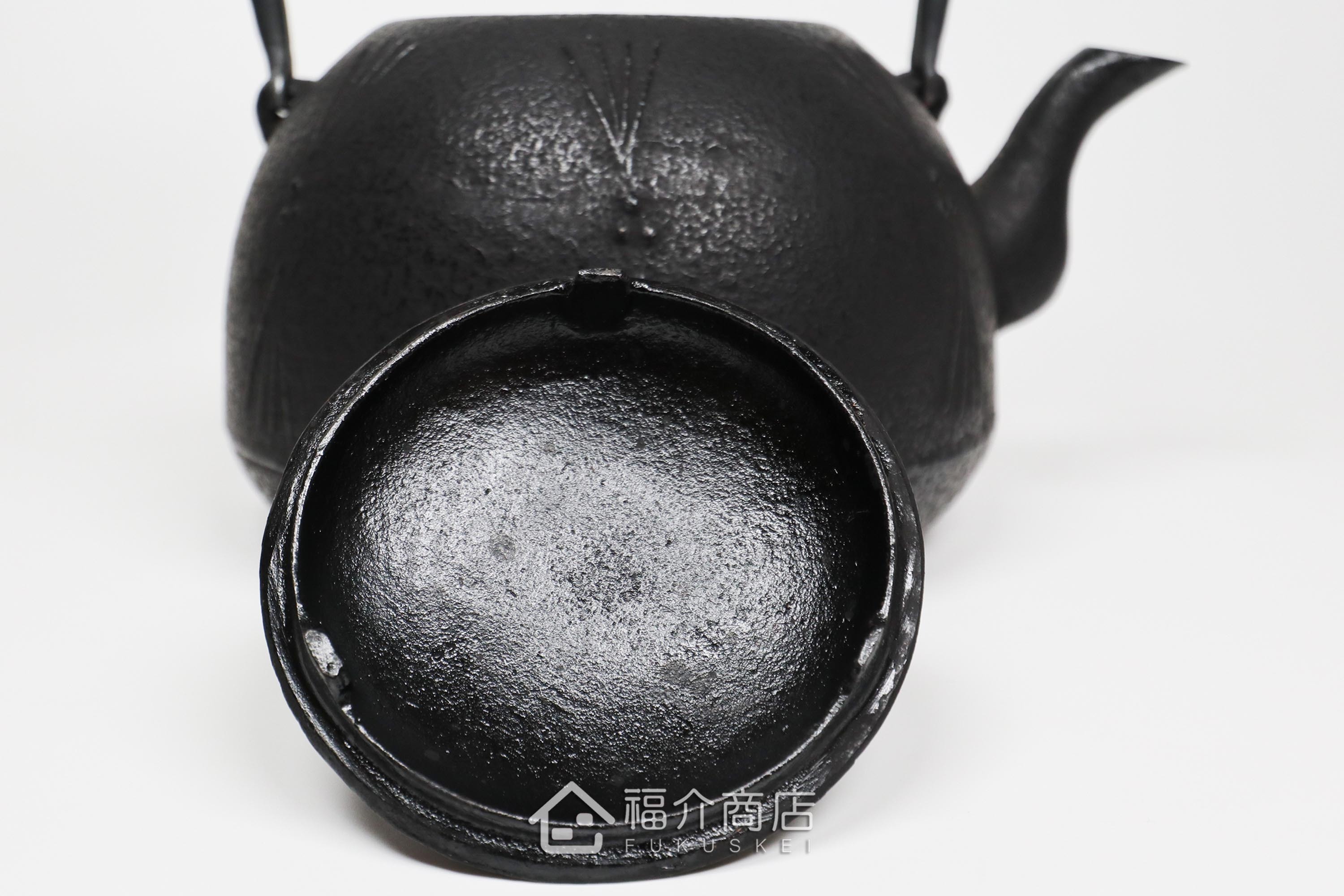 金野和司所製作的日本鑄鐵壺,壺身設計成松紋,煮水泡茶用的鐵壺