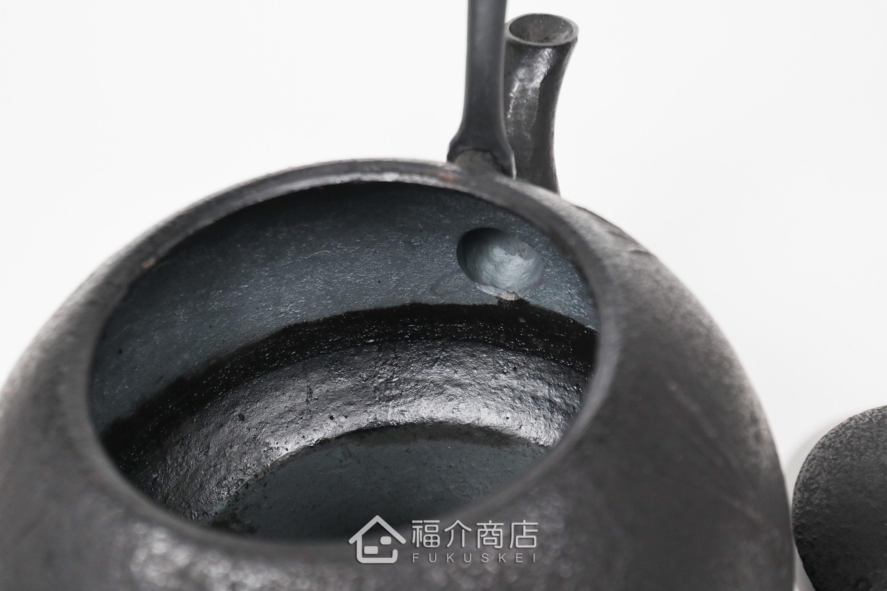 金野和司所製作的日本鑄鐵壺,壺身設計成松紋,煮水泡茶用的鐵壺