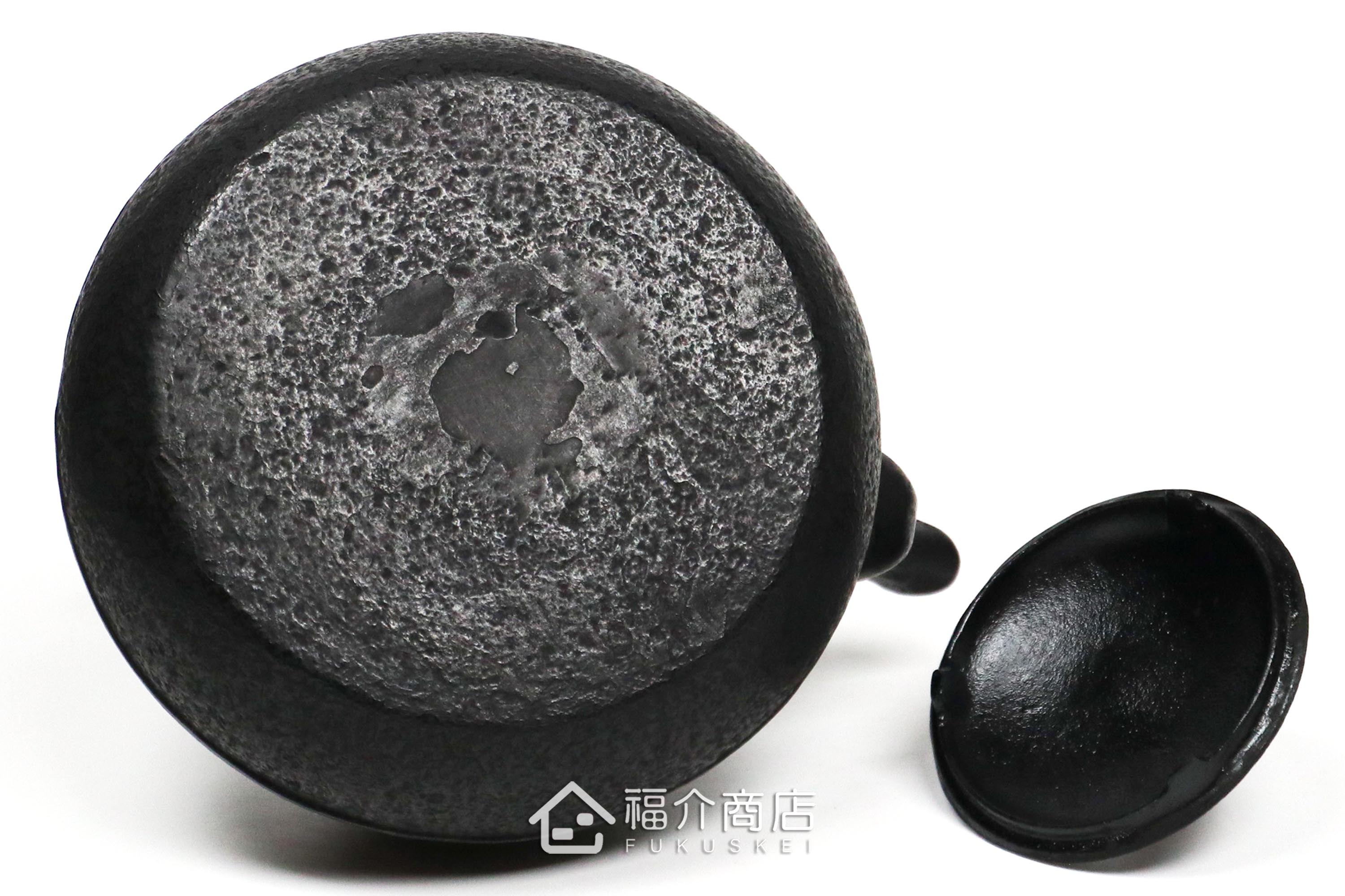 金野和司所製作的日本鑄鐵壺,壺身設計成松紋,煮水泡茶用的鐵壺