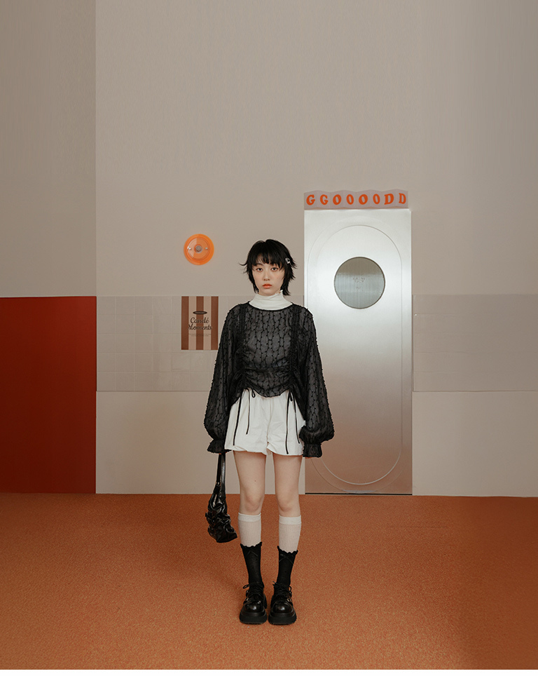 Sheer yarn gathered puff sleeve top, available in two colors.【01099474】in stock+pre-order