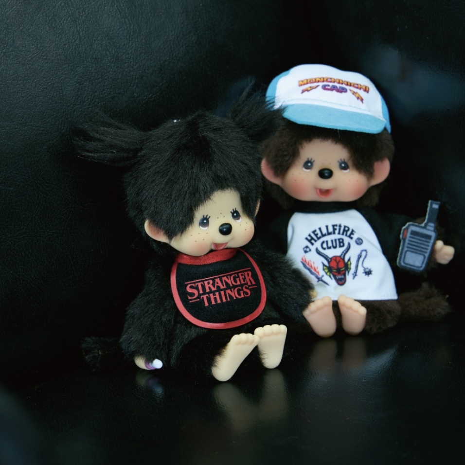 日本 蒙奇奇MONCHHICH x 怪奇物語 聯名 吊飾 娃娃 絨毛 雙馬尾 黑