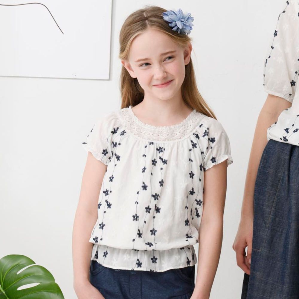 PIPPY 蕾絲花朵刺繡圓領短袖上衣 白