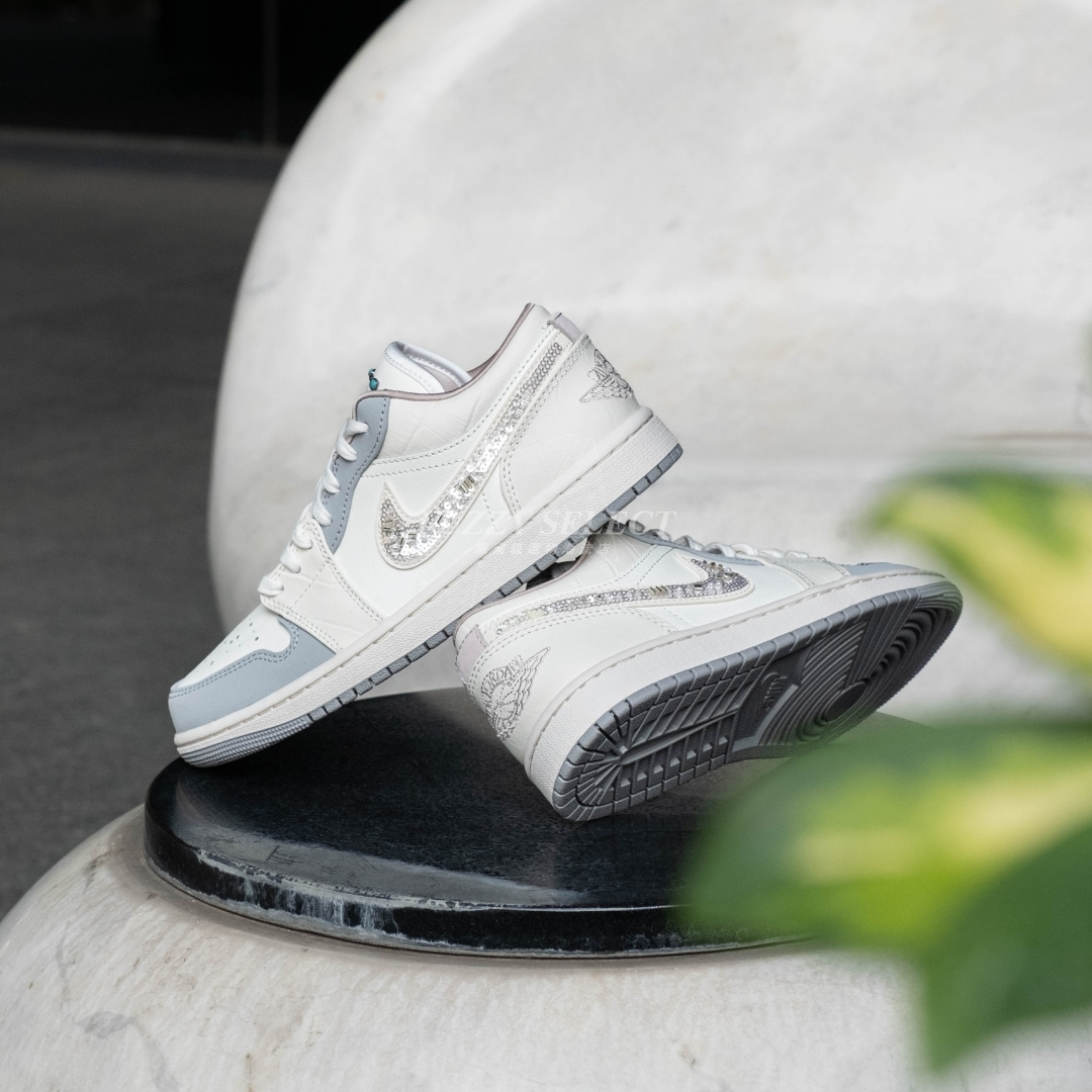【逢甲 FUZZY】W Air Jordan 1 Low "Sail/Soft Pearl" 奶白灰藍 珍珠亮片 IH7323-100