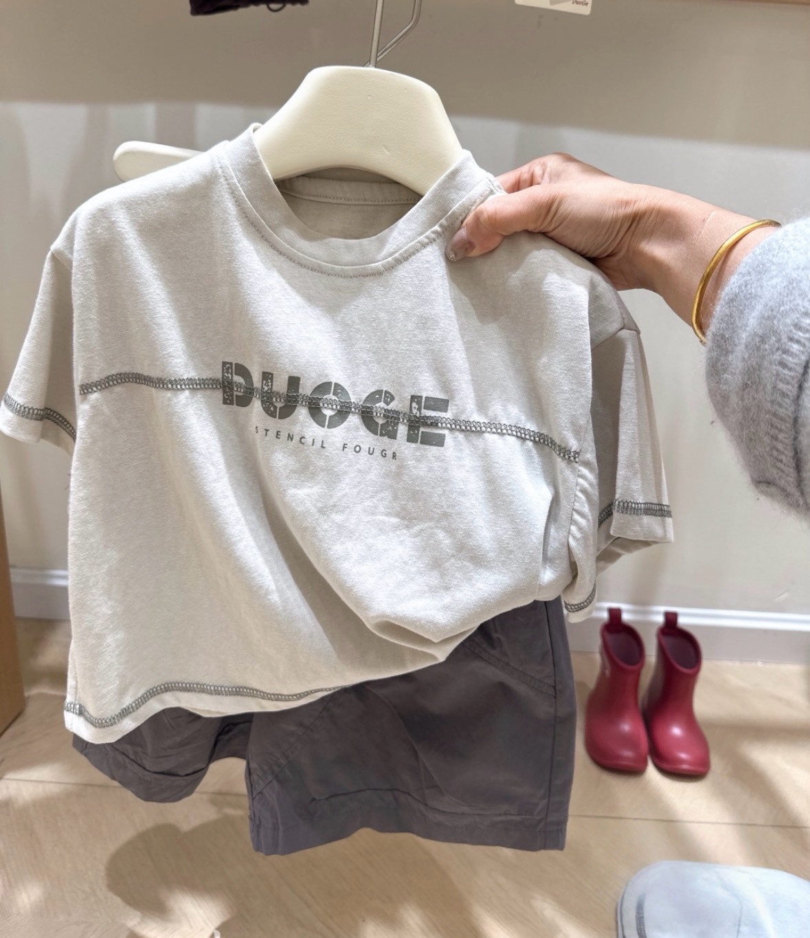 英字車線短袖上衣