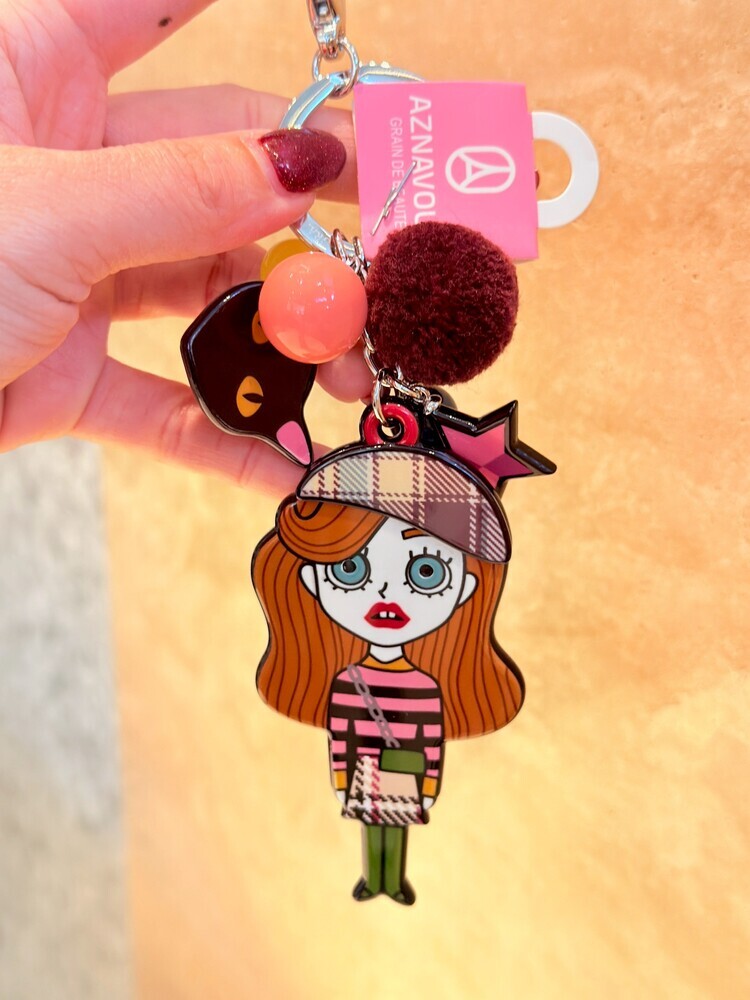 『GD』格紋帽子橘髮女人吊飾