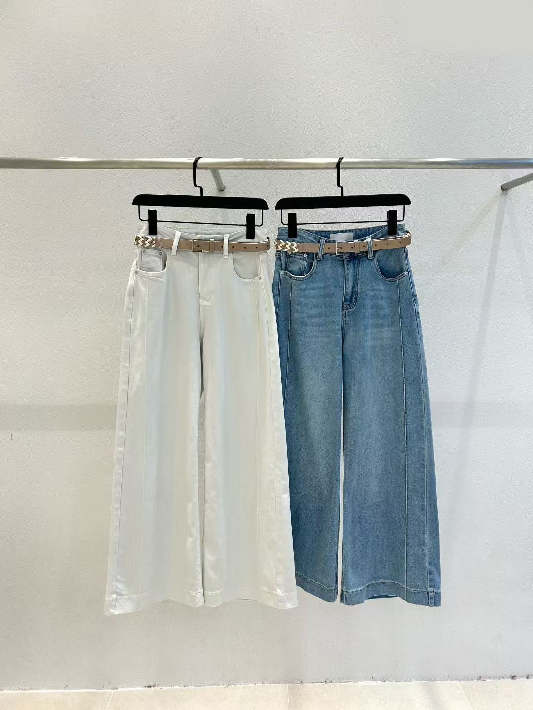 附杏色腰帶造型打褶牛仔寬褲-S-M / 2色