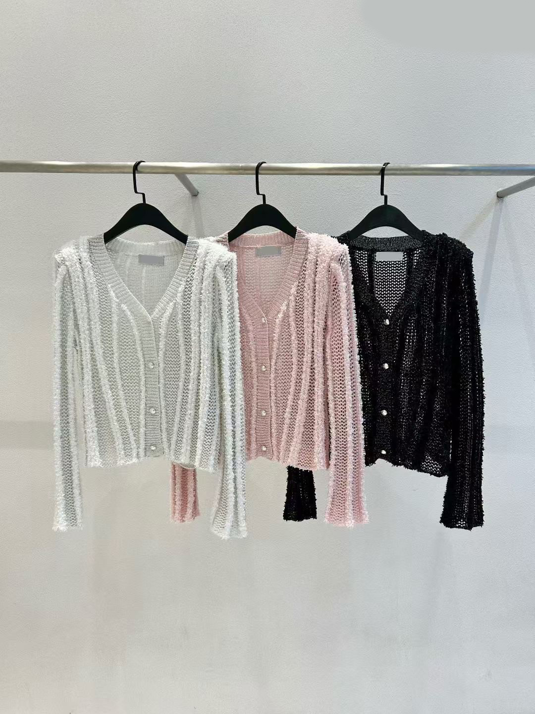 立體織紋感洞洞針織V領排釦上衣罩衫 / 3色