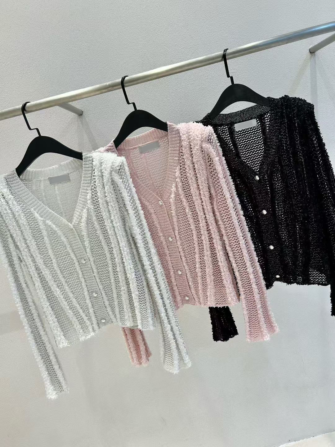 立體織紋感洞洞針織V領排釦上衣罩衫 / 3色