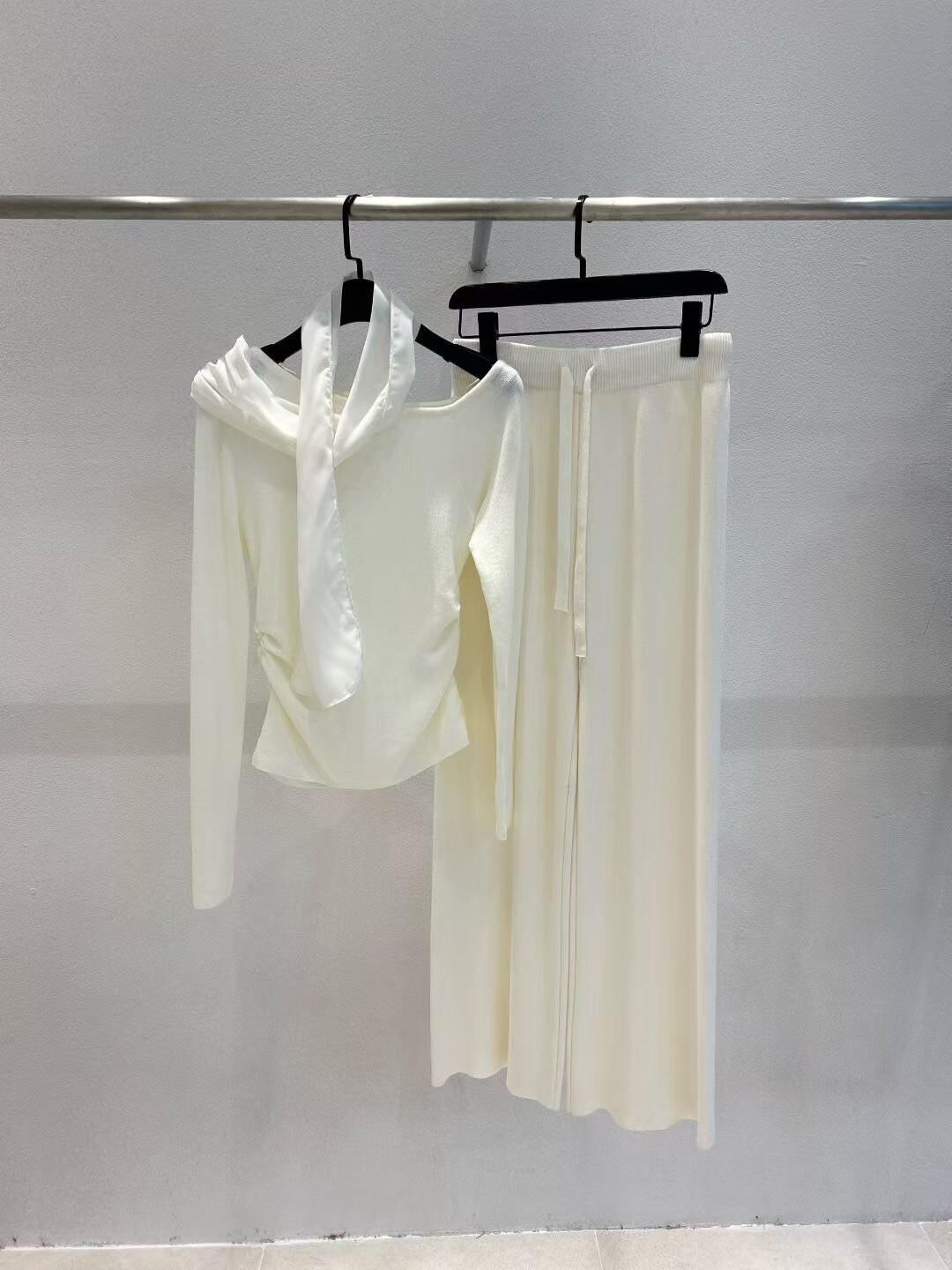 繞脖領巾側抓摺造型上衣+長褲SET / 2色