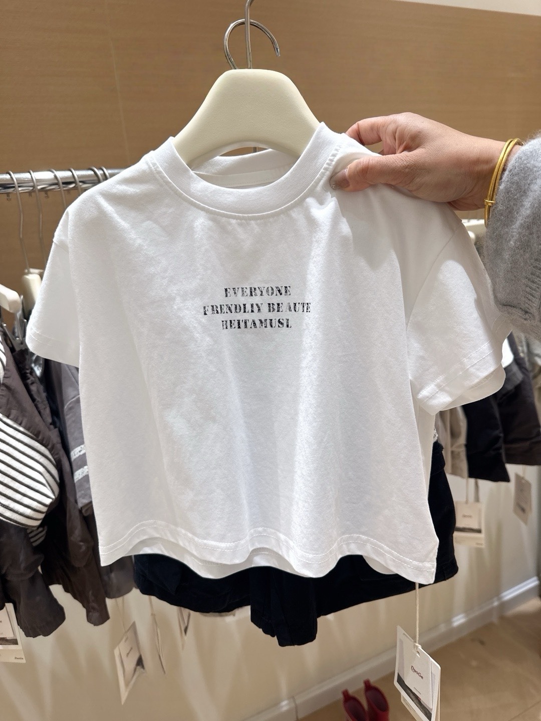 簡約素面英字短T