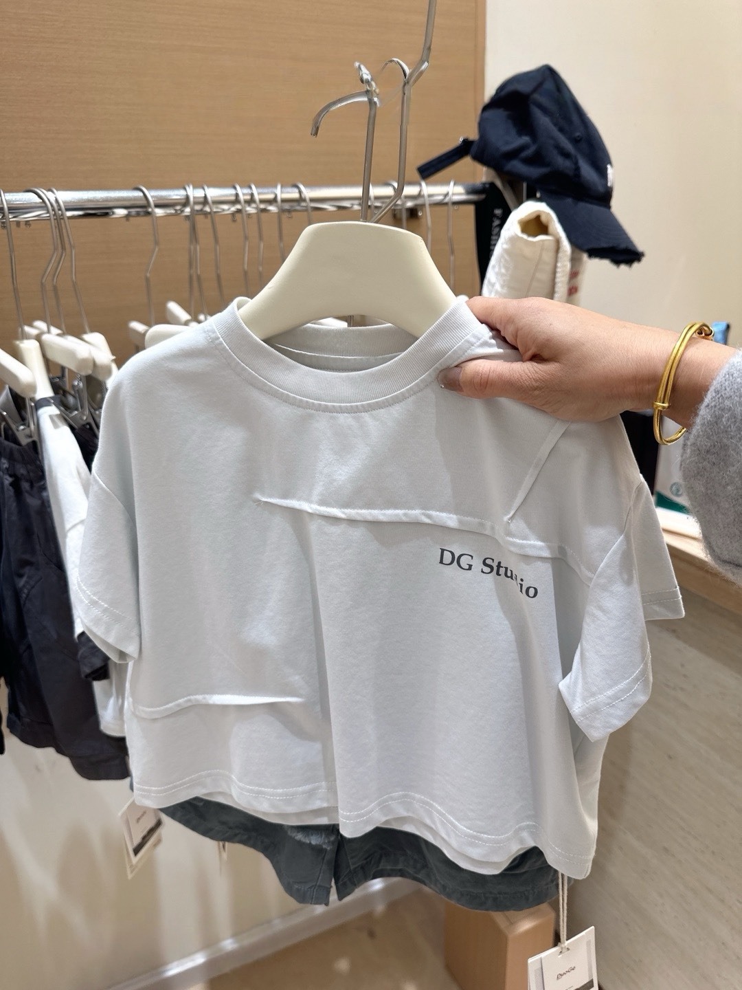 英字皺褶短袖上衣