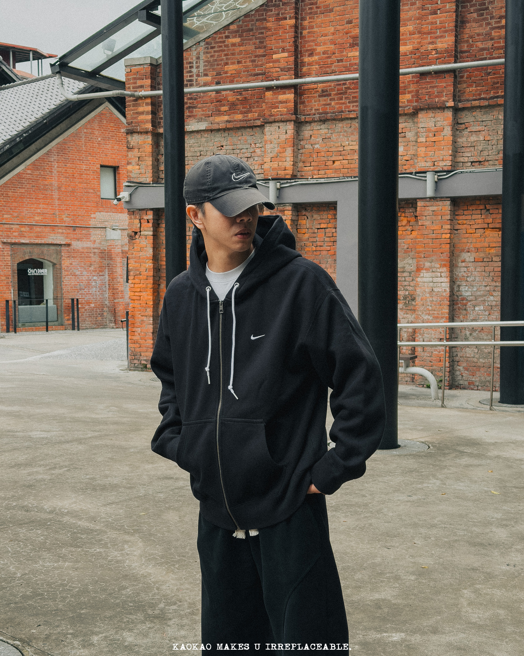 代購-Nike Solo Swoosh Logo 刺繡 開衫 拉鍊 連帽外套 黑色 DR0404-010