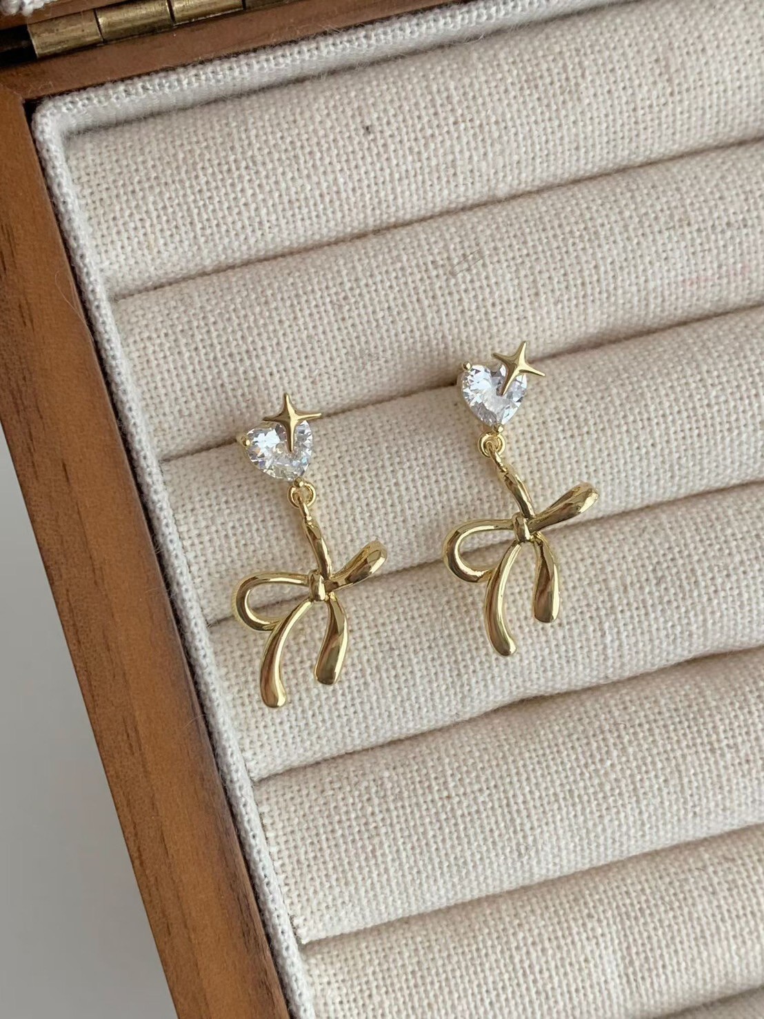 質感金單鑽接蝴蝶結垂墜耳環