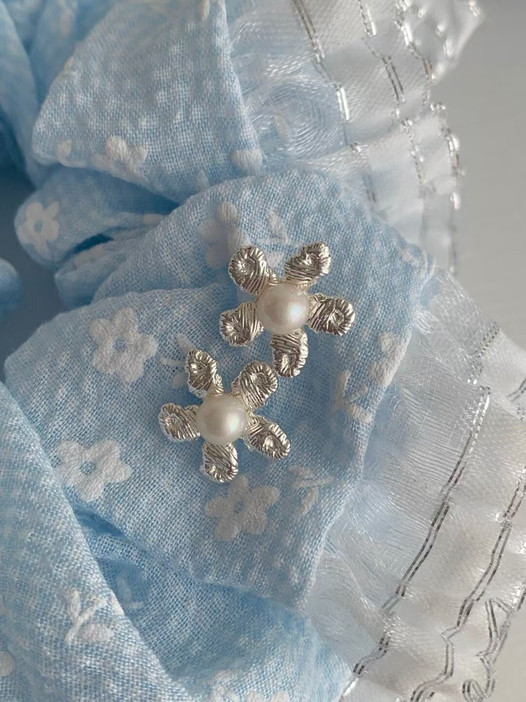 單顆珍珠壓紋感小花造型耳環