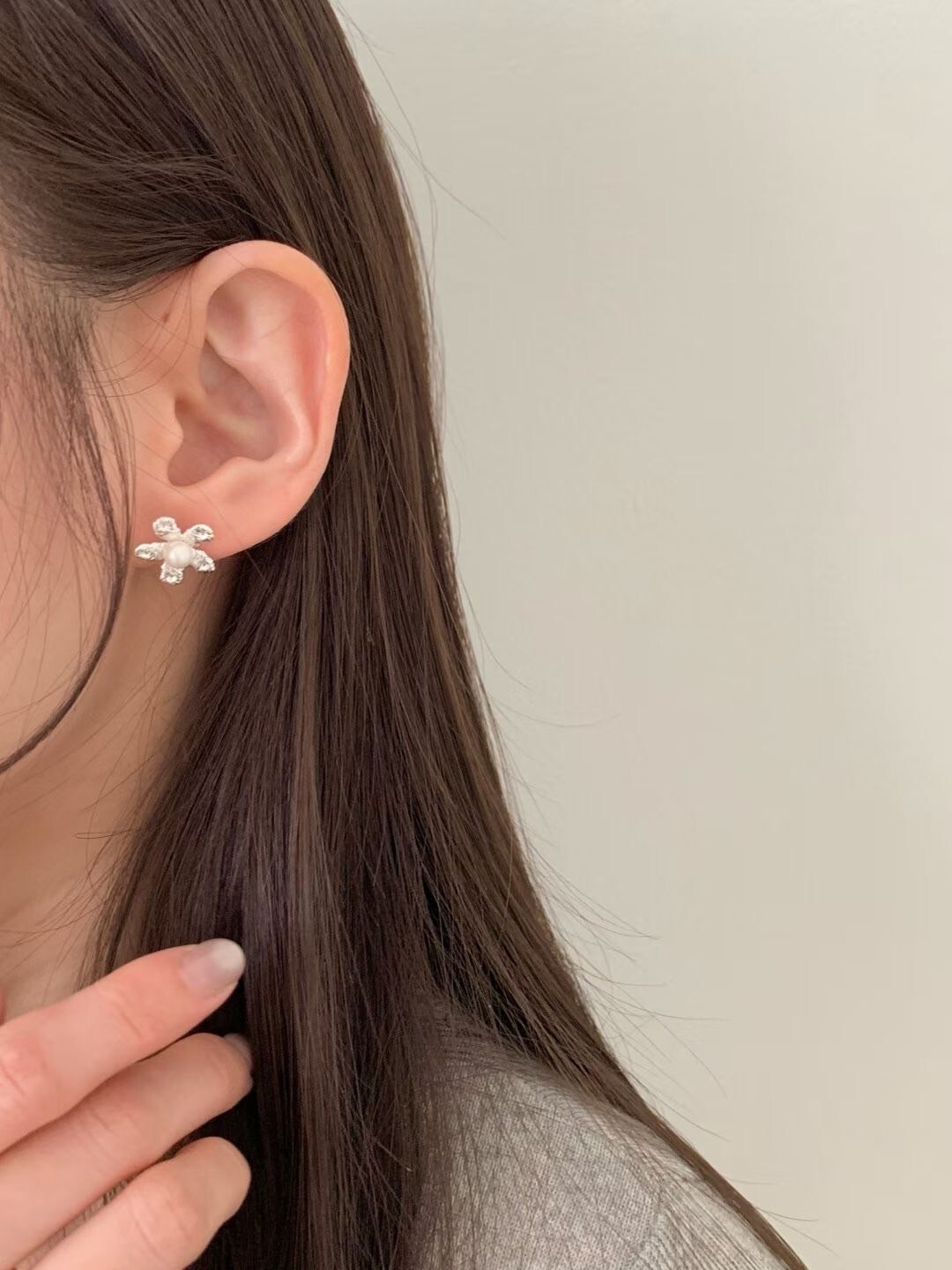 單顆珍珠壓紋感小花造型耳環