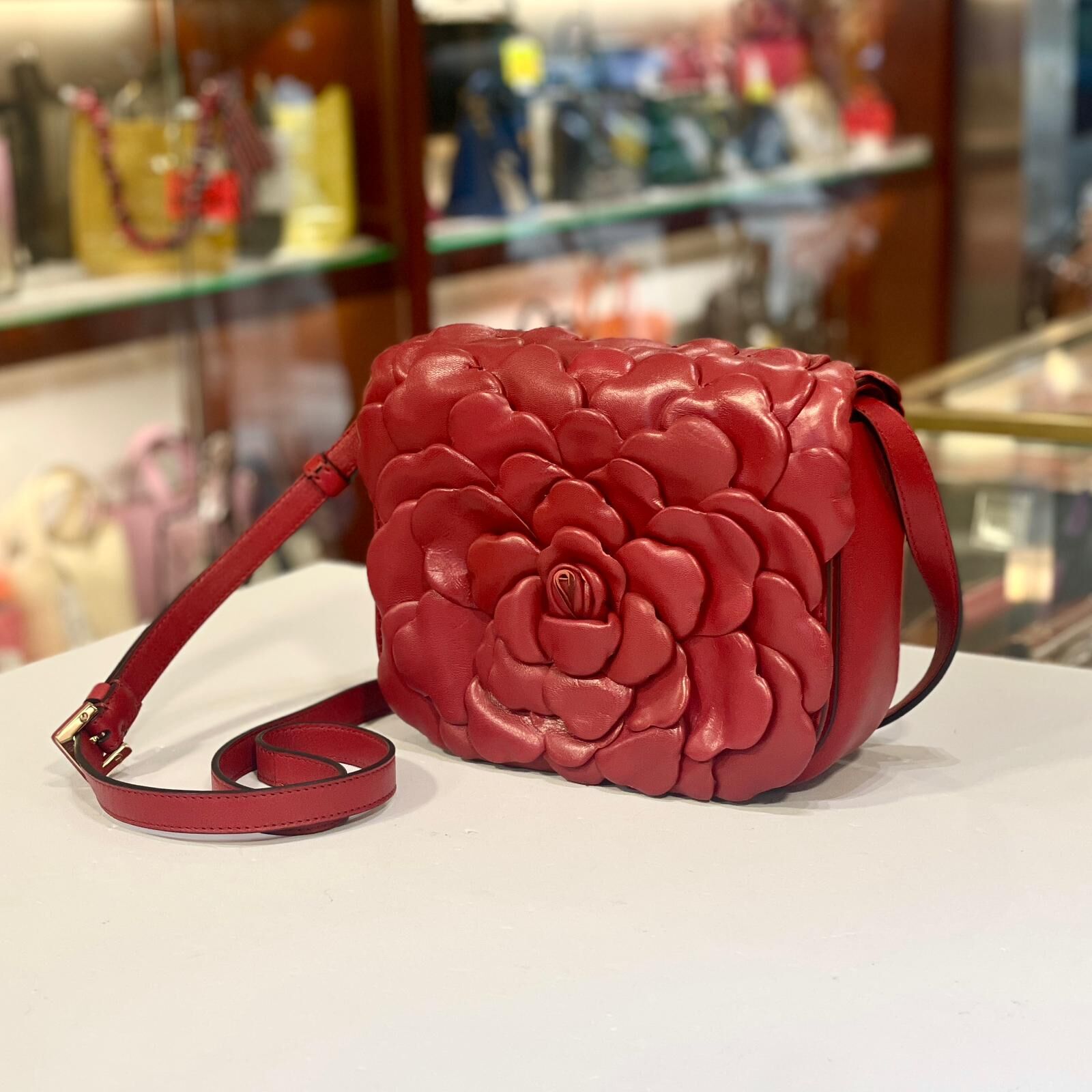 本週特價!!! 全新VALENTINO斜背包/手拿包 , ROSE EDITION ATELIER, 性感粉霧鎘紅,精緻花瓣工藝羊皮, #華倫天奴晚宴包 #BRAND NEW #香榭站正品