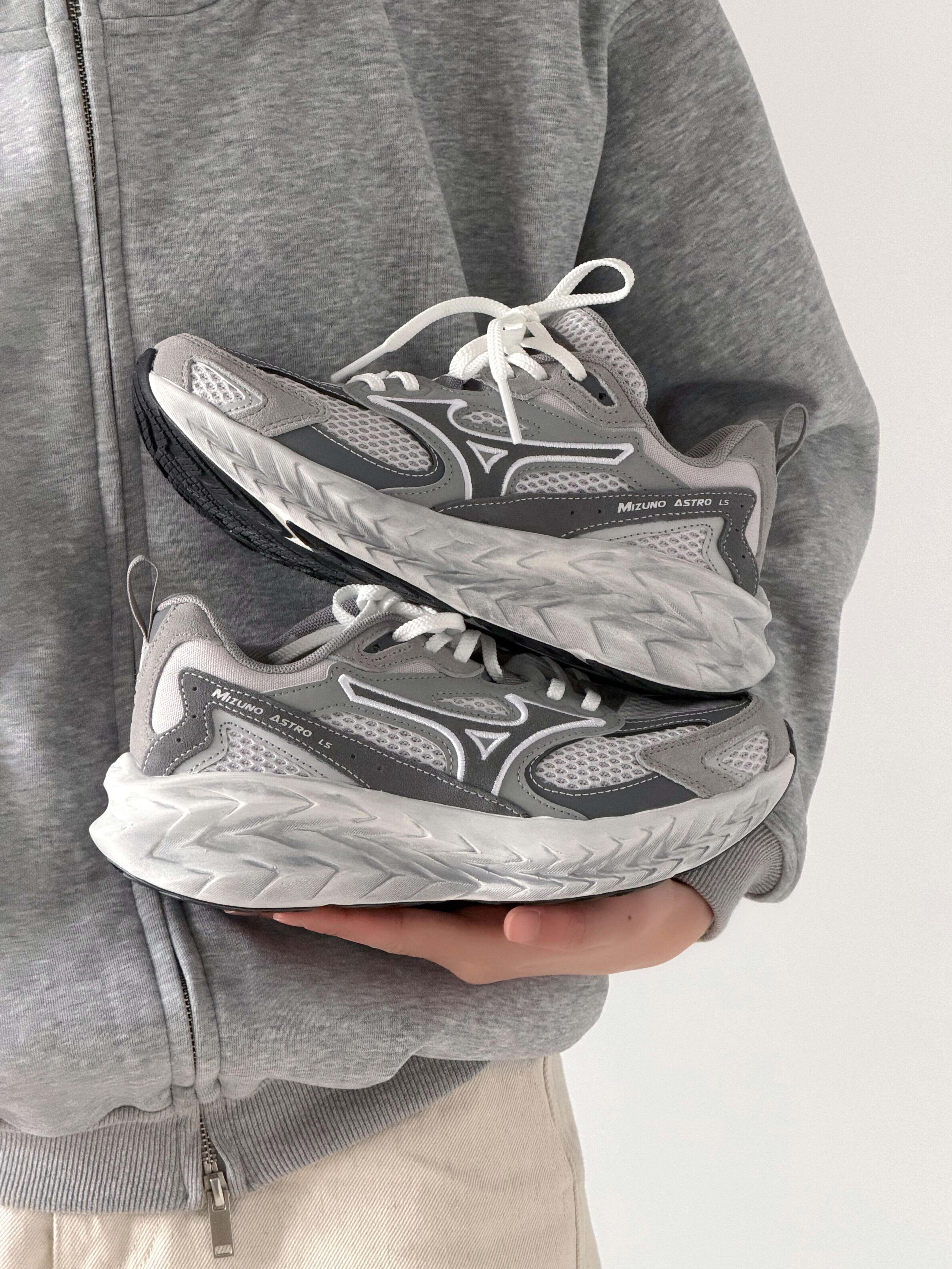 本週限時接單!! MIZUNO 美津濃 ASTRO LS 水泥灰 灰白色 麂皮 做舊 復古 慢跑鞋 輪胎鞋 厚底鞋 D1GH252106/預購