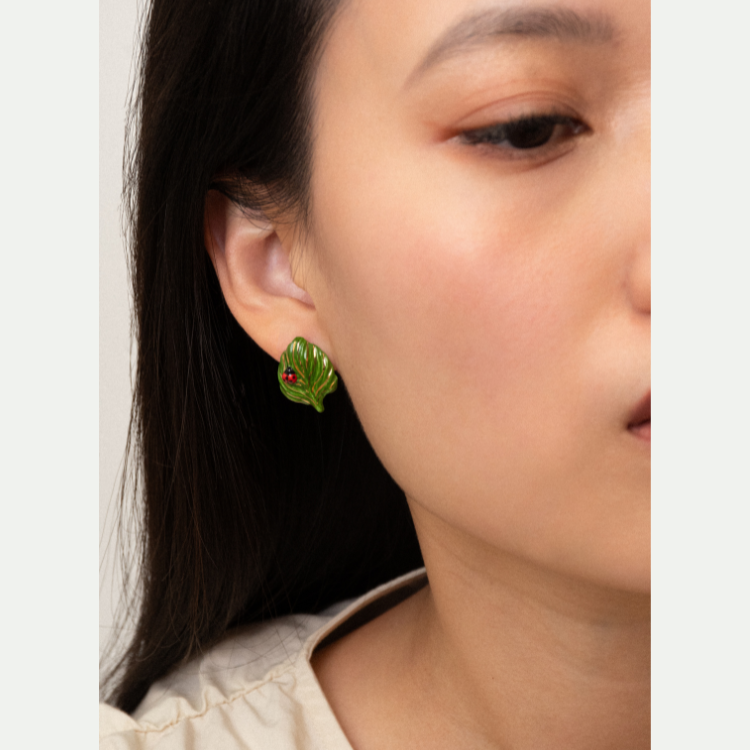 綠葉上的瓢蟲瓷耳釘