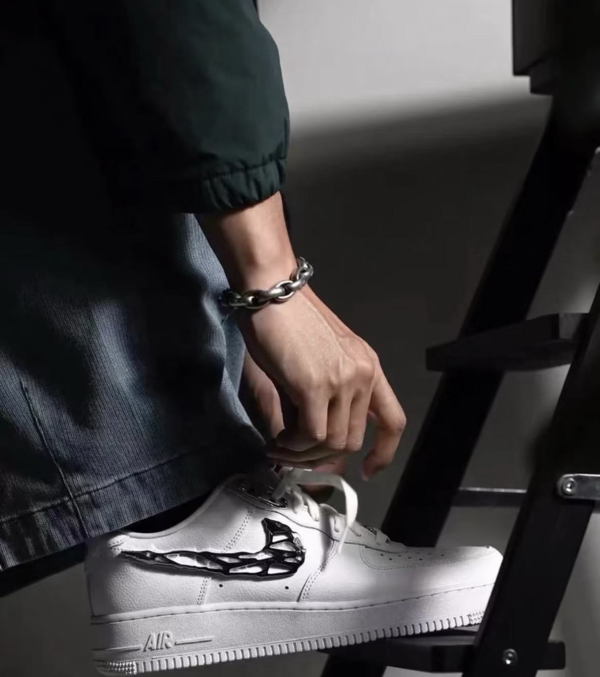 NIKE 休閒鞋 AIR FORCE 1 07 AF1 白 液態金屬黑 猛毒 女 IF1686-101